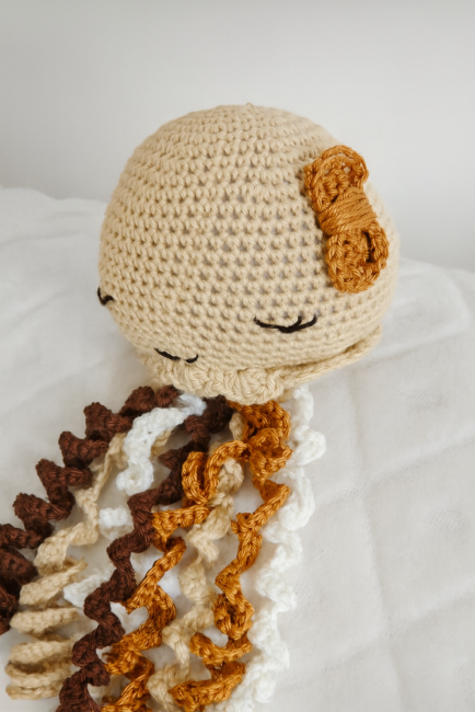  Méduse en crochet beige avec nœud doré et tentacules bouclées, jouet fait main