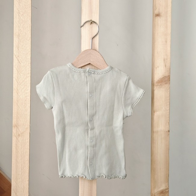 Haut bébé KIABI 12 mois en coton bio, maille côtelée, dos avec boutons.