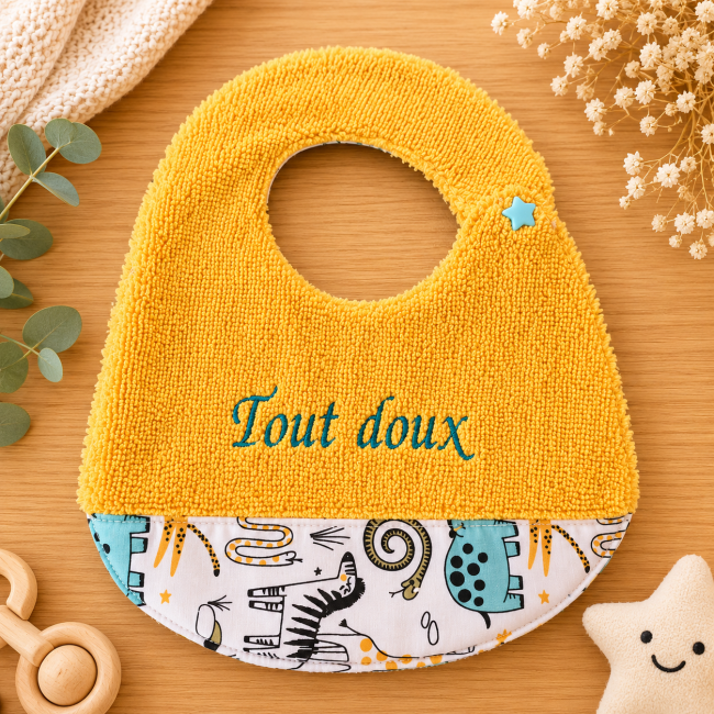 Bavoir artisanal bébé T2 en fibre de bambou brodé Tout doux motif Safari