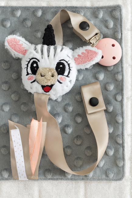 Attache-sucette zèbre brodé avec ruban et clip bois – Bouille de Laine