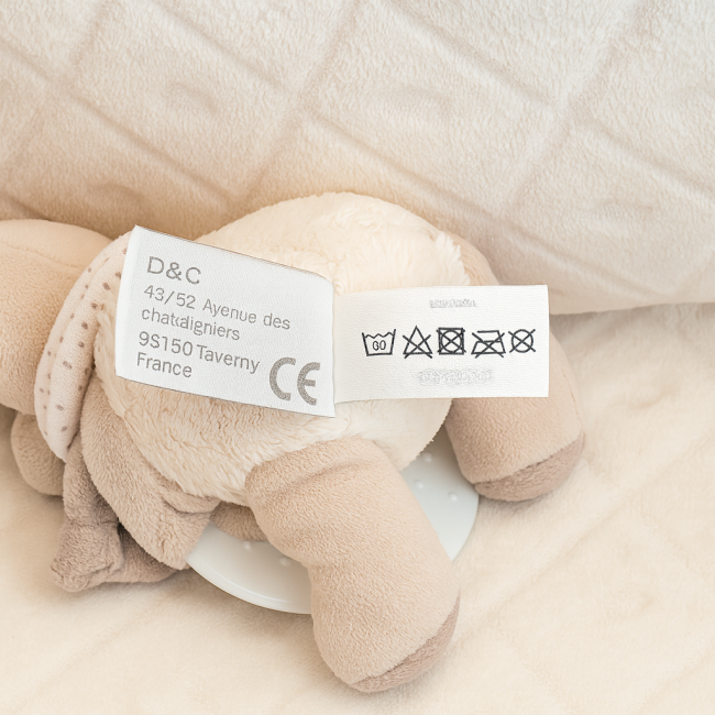 Étiquettes du doudou – Doudou et Compagnie – lavage à 30°C – normes CE Étiquettes du doudou hippopotame indiquant le fabricant D&C et les consignes de lavage