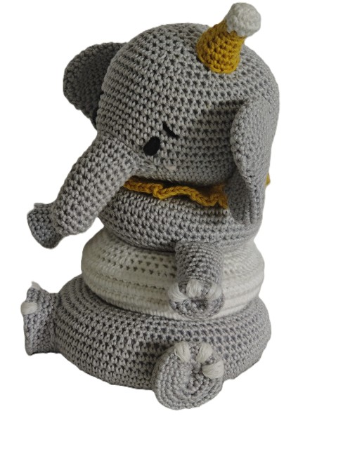 Trois anneaux empilables en crochet gris et blanc, présentés séparément pour montrer les tailles.