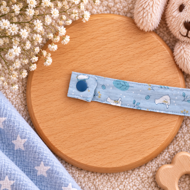 Tissu bleu ciel à motifs animaux et feuillages pour attache sucette