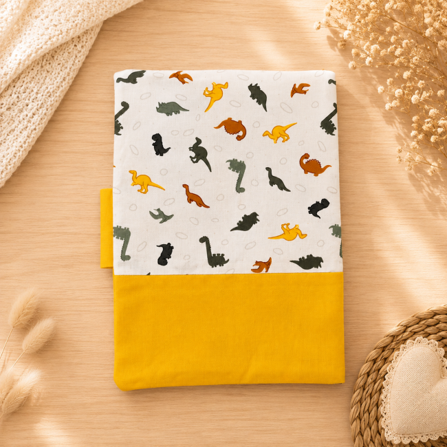 Dos du protège-carnet de santé bébé en tissu jaune et dinosaures