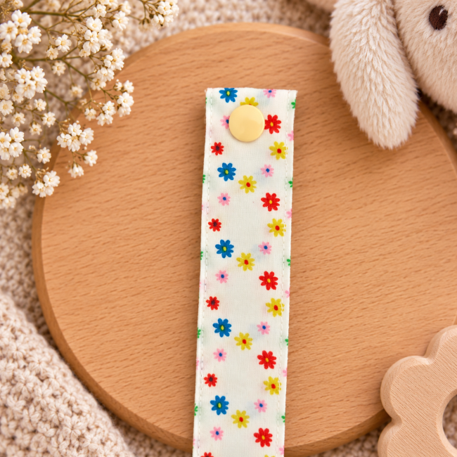 Pression jaune pâle sur attache sucette en tissu fleuri multicolore