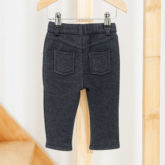 Dos du pantalon enfant gris foncé avec poches arrière et passants de ceinture