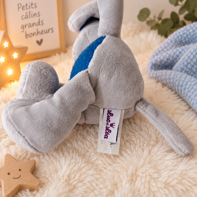 Étiquette du doudou gris indiquant  la marque Luc et Léa
