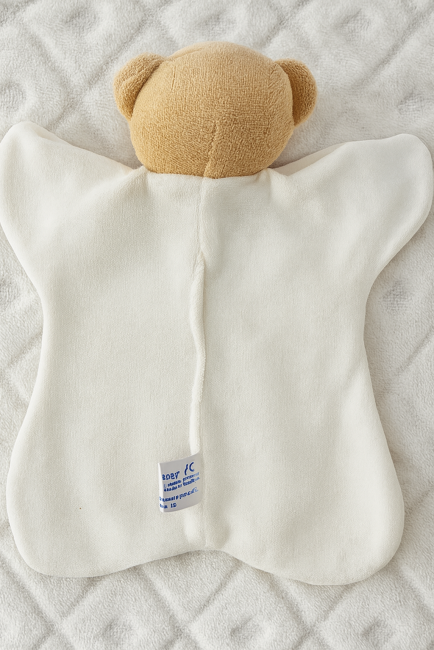 Étiquette DMC bleue sur tissu beige avec message 