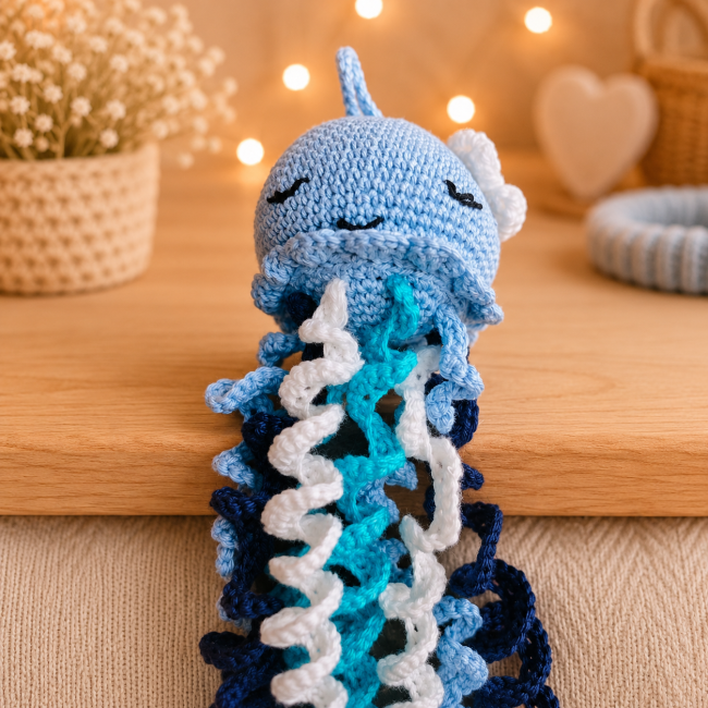 Pieuvre crochet bleu ciel et blanc avec tentacules bouclées en décoration douce