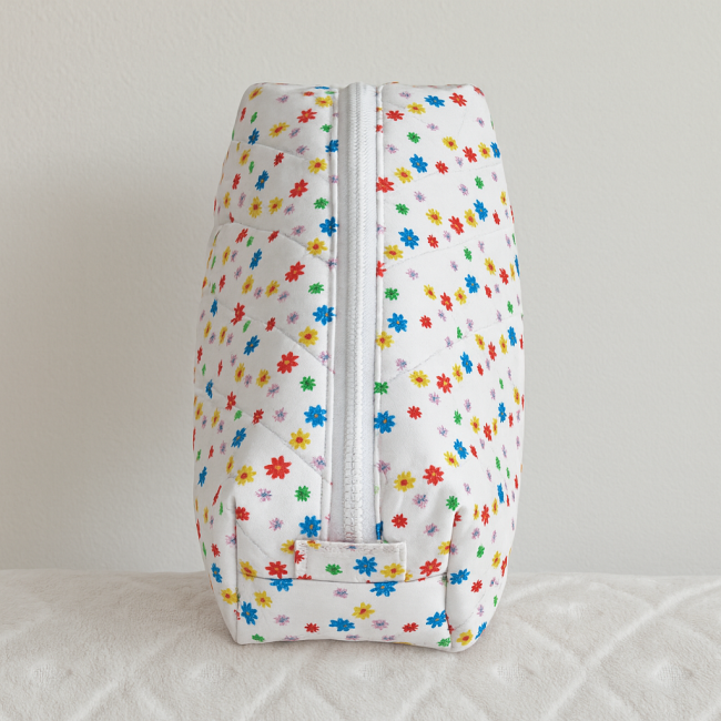 Trousse artisanale avec anse latérale, fermeture zippée et motif fleur