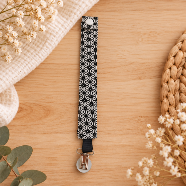 Détail de l'attache sucette artisanale en tissu noir et blanc