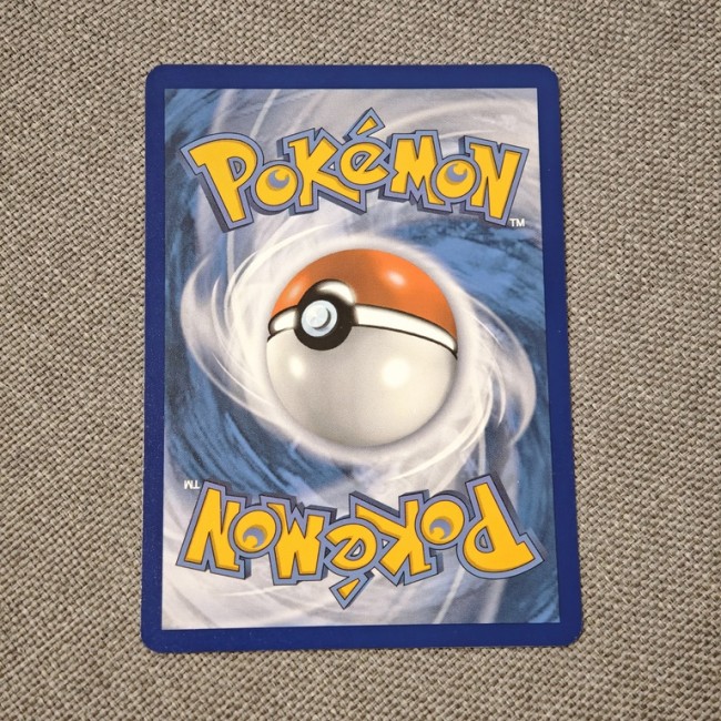 Dos officiel d’une carte Pokémon, design Poké Ball bleu et blanc. TITLE Carte Pokémon – Dos officiel – Design Poké Ball  Si tu veux, je peux aussi te préparer une version longue des ALT pour marketplaces comme Vinted ou eBay, ou une trame réutilisable pou