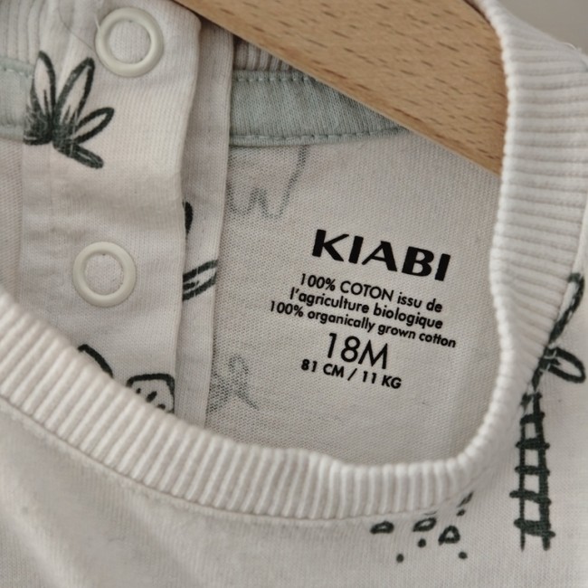 Étiquette intérieure du t-shirt KIABI en coton biologique, taille 18 mois