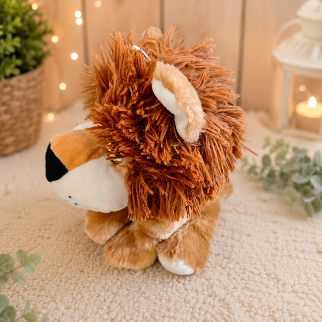 Lion en peluche Sandy brun roux vu de profil