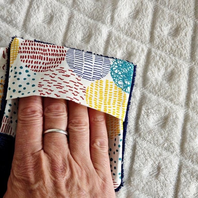 Lingette démaquillante lavable avec poche de maintien Lingette démaquillante lavable avec poche pour la main en fibre de bambou - motif mixte