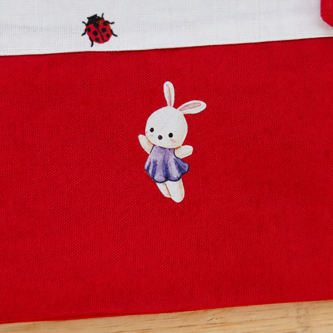 Détail du lapin thermocollé sur protège-carnet de santé bébé