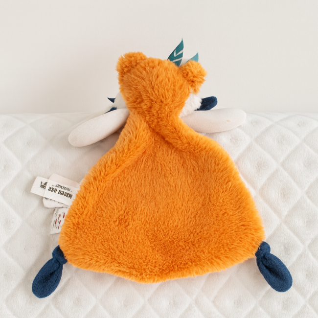 Doudou renard orange vu de dos, avec pieds bleu marine et feuilles vertes – Doudou et Compagnie