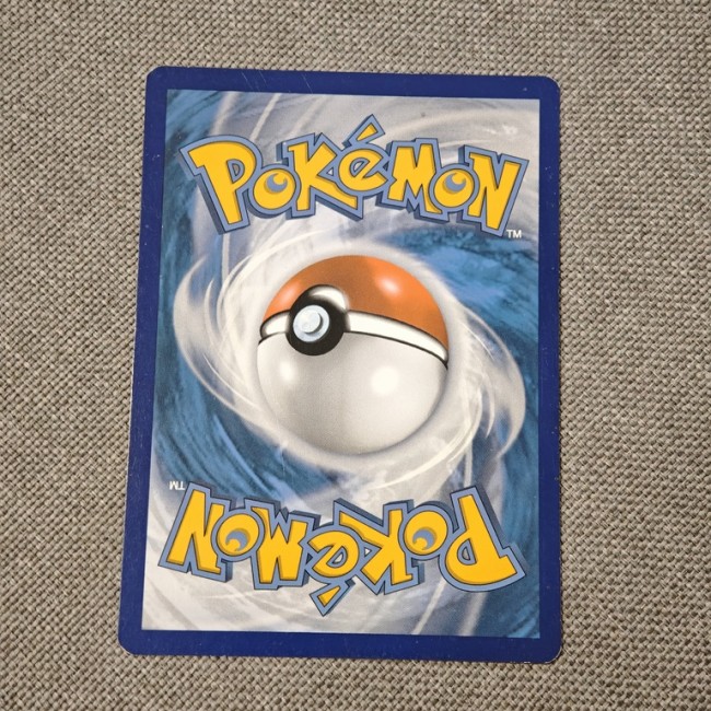 Dos standard des cartes Pokémon – Design avec Poké Ball emblématique Dos d’une carte Pokémon officielle avec Poké Ball et motif tourbillonnant bleu