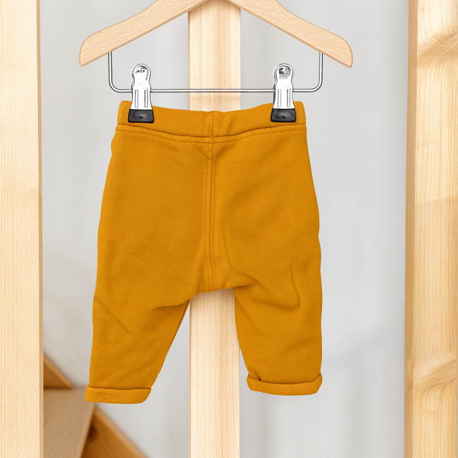 Pantalon bébé moutarde en coton doux avec taille élastique et revers aux chevilles
