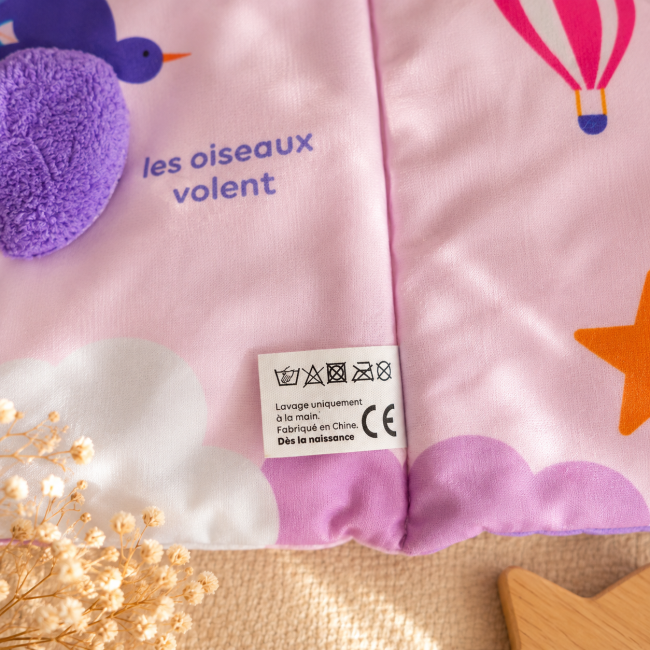 Étiquette du livre d'éveil en tissu avec conseils d'entretien et marquage CE