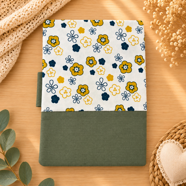 Dos du protège-carnet de santé bébé Dos du protège-carnet de santé bébé en tissu fleuri et vert sauge