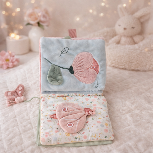Livre d’éveil Little Dutch dans ambiance douce avec fleurs et peluche