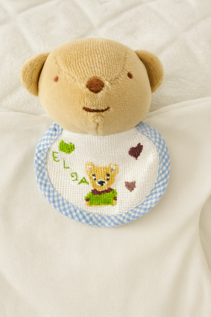 Doudou ours avec bavoir brodé au prénom ELSA, motifs cœur et ours
