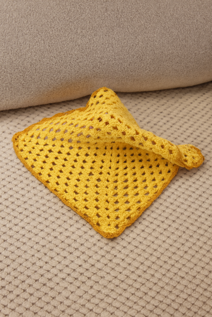 Doudou jaune crochetée à la main avec bordure festonnée