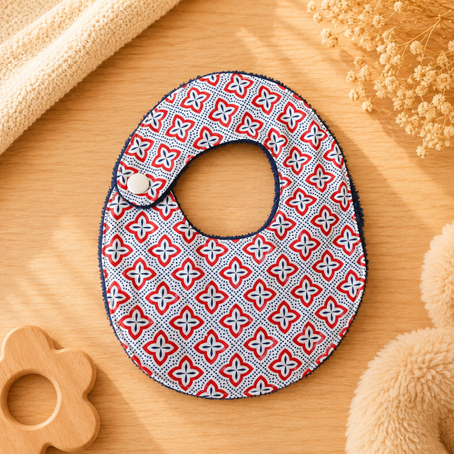 Bavoir artisanal bébé T1 en coton imprimé rouge bleu et blanc