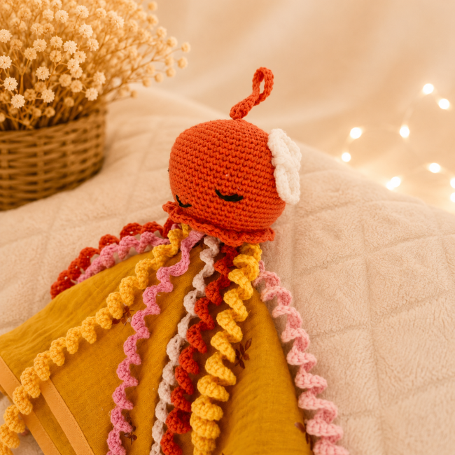 Pieuvre artisanale corail vue de profil avec tentacules crochetées multicolores