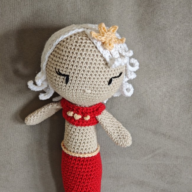Sirène au crochet dans décor marin – Bouille de Laine Sirène au crochet en coton 4/8 avec petite raie, mise en scène marine