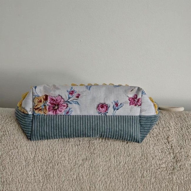 Trousse en tissu avec base en velours bleu et haut fleuri rose, rouge et jaune, côtés jaunes Pochette artisanale florale – Velours côtelé bleu et fleurs pastel