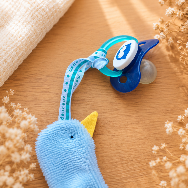 Attache-sucette bébé en fibre de bambou avec ruban bleu et blanc et sucette