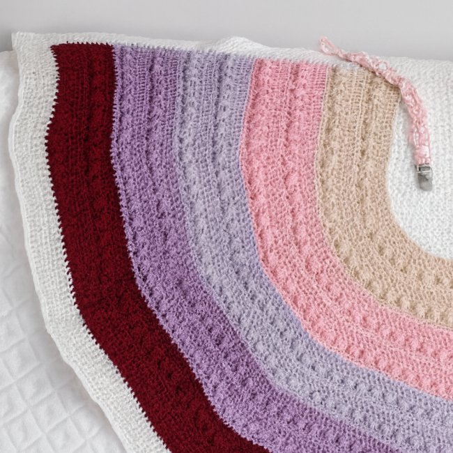 Couverture bébé crochetée multicolore avec attache sucette tressée – création artisanale