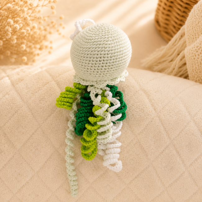 Vue arrière de la pieuvre artisanale au crochet avec ses tentacules colorés