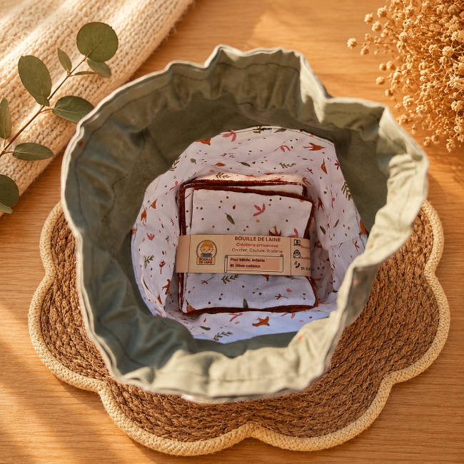 Intérieur du pochon artisanal contenant les lingettes lavables en fibre de bambou