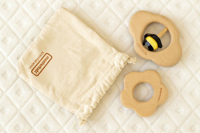 Lot Montessori Masterkidz – hochet et anneau de dentition en bois naturel avec pochon imprimé
