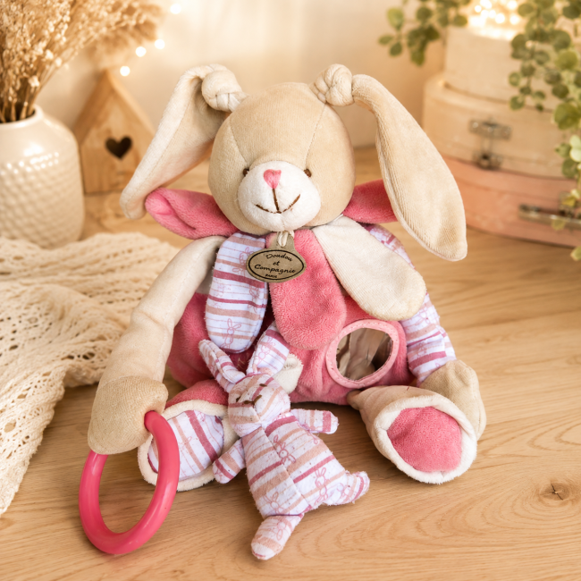 Doudou lapin Doudou et Compagnie – Gros plan Doudou lapin rose et écru Doudou et Compagnie avec oreilles souples