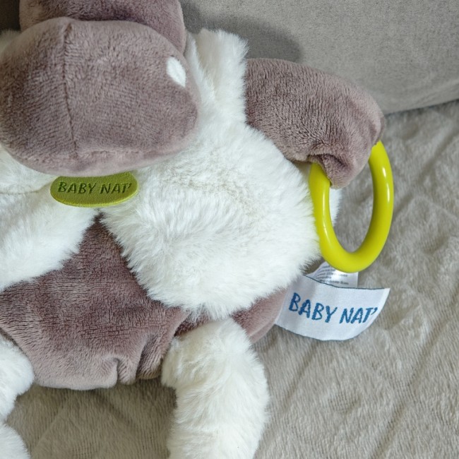 Gros plan sur la matière douce du doudou hippopotame Baby Nat’