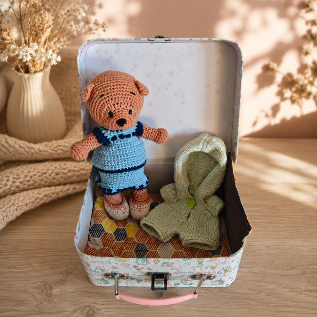 Doudou ours au crochet avec vêtements amovibles dans une mallette de rangement artisanale