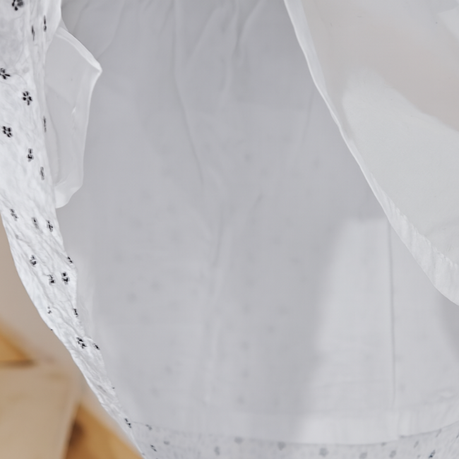 - Intérieur robe enfant seconde main – tissu doublé à motifs floraux noirs 