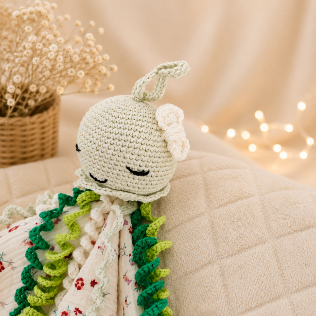 Pieuvre artisanale vert amande – vue de profil Pieuvre artisanale vert amande vue de profil avec tentacules en crochet