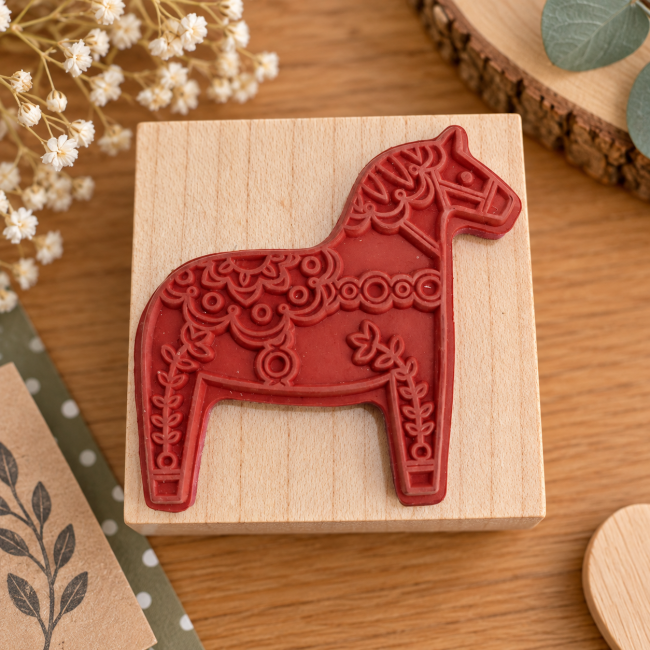 Tampon Artemio cheval – vue de la gomme rouge Tampon Artemio en bois avec gomme rouge et motif cheval
