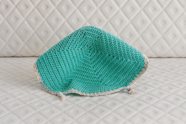 Dod du doudou crochetée turquoise avec bordure blanche, rose et grise
