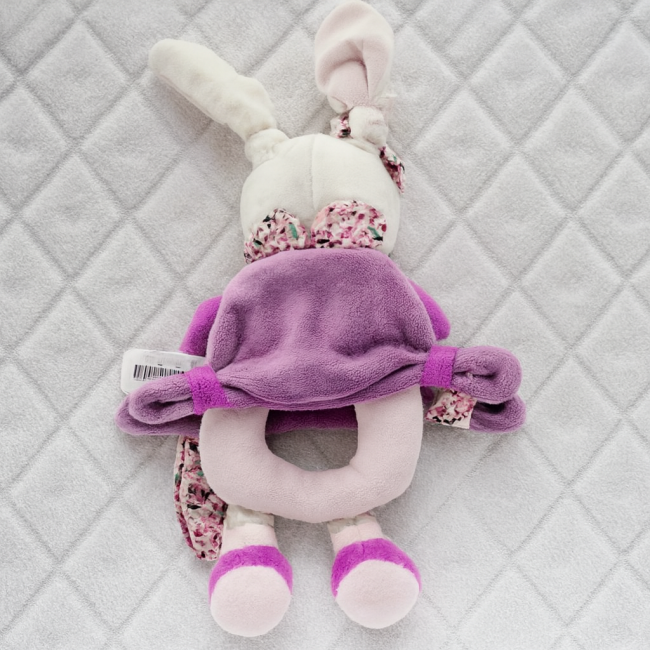 Lapin en peluche Doudou et Compagnie allongé, oreille nouée, tissu fleuri et ouverture circulaire