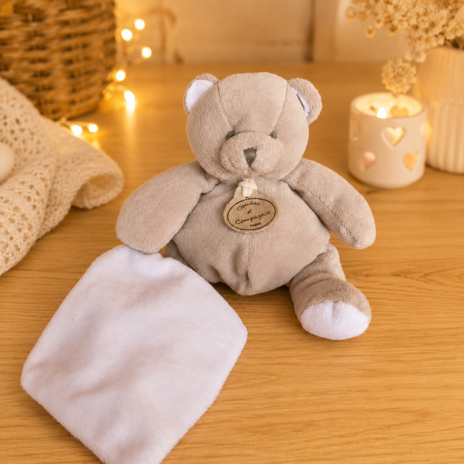 Petit doudou Doudou et Compagnie beige – Vue d'ensemble Petit doudou Doudou et Compagnie beige de 14 cm avec mouchoir