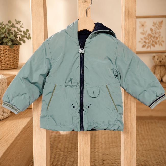 Détail du motif animal brodé sur la doudoune Sergent Major vert sauge pour enfant