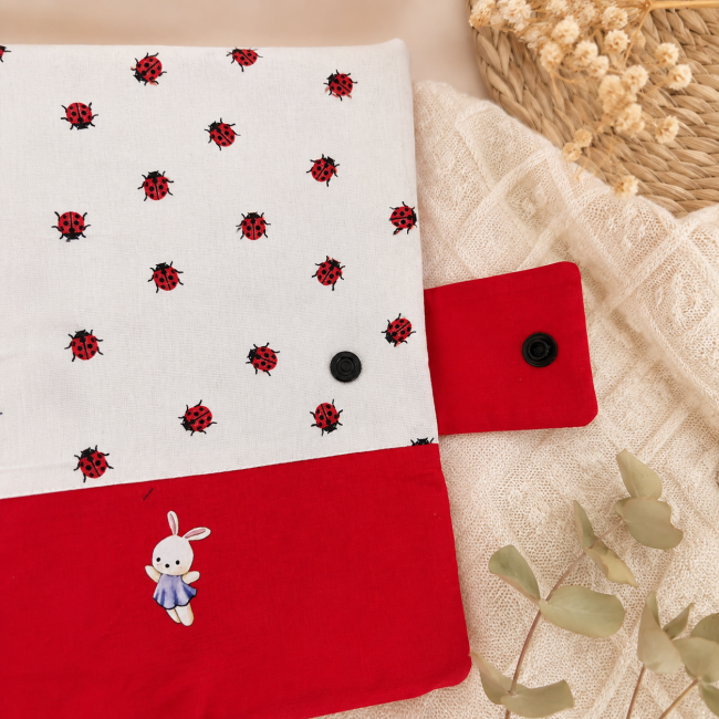 Protège-carnet de santé artisanal rouge et blanc pour bébé