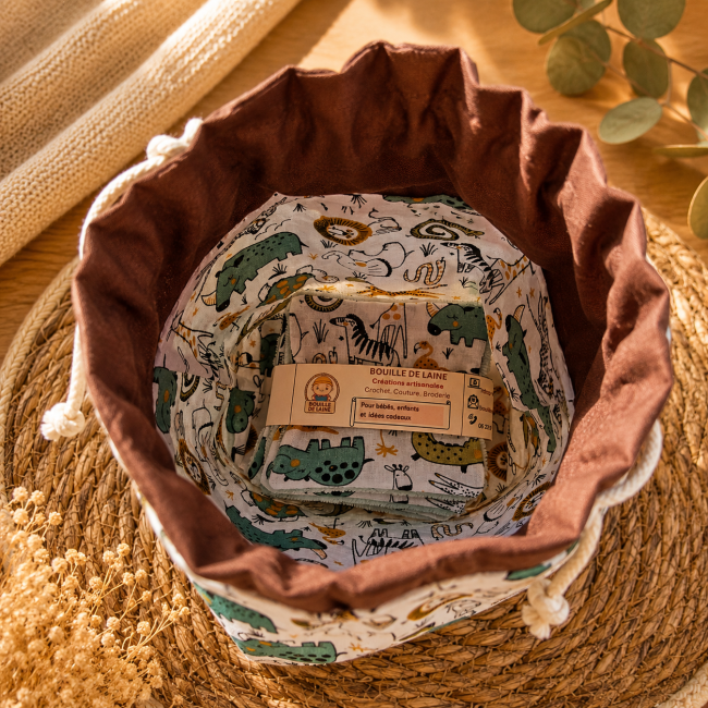 Intérieur du pochon artisanal contenant les lingettes lavables en fibre de bambou motif Safari