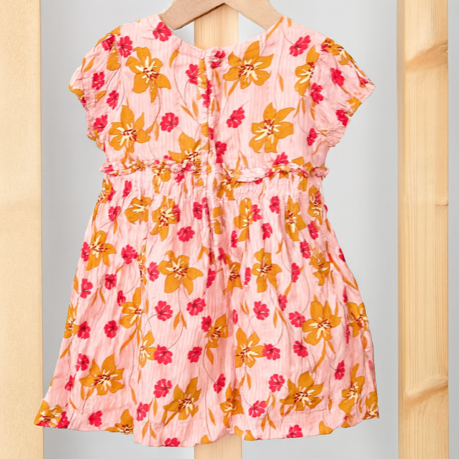 Robe fille rose à fleurs vue de dos, fermeture par boutons, taille élastiquée